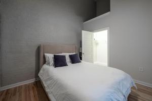 ein Schlafzimmer mit einem weißen Bett mit blauen Kissen in der Unterkunft Landing Stylish 1BD Courtyard Gym in Petersburg + 28 Fotos