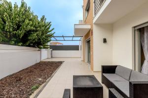 une terrasse avec un banc dans une maison dans l'établissement Bright & Airy 3BR Spacious Villa, à Sesimbra 57 autres photos