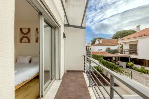 een balkon van een huis met een bed erop bij Bright & Airy 3BR Spacious Villa in Sesimbra