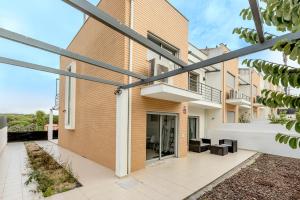 - une vue sur l'extérieur d'un bâtiment dans l'établissement Bright & Airy 3BR Spacious Villa, à Sesimbra
