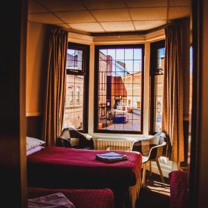 En eller flere senge i et værelse på Westholme Hotel