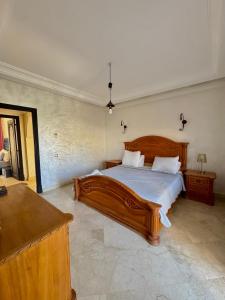 Giường trong phòng chung tại Dar Salma