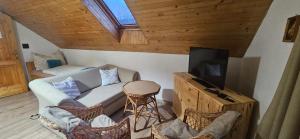 un salon avec un canapé et une télévision dans l'établissement Skiprivat, à Ružomberok