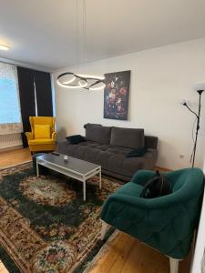 een woonkamer met een bank en een tafel bij Guest House Kragujevac in Kragujevac