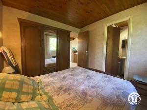 een slaapkamer met een groot bed in een kamer bij Mas garrigole in Eus