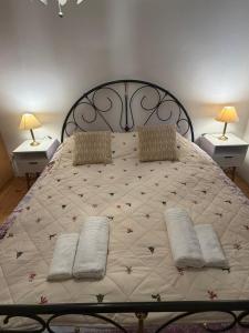 een slaapkamer met een groot bed met twee nachtkastjes bij Guest House Kragujevac in Kragujevac