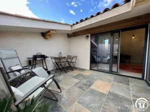 een patio met stoelen en een tafel op een huis bij Helena in Quintillan