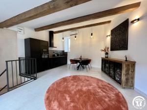 een woonkamer met een tafel en een rood tapijt bij Helena in Quintillan