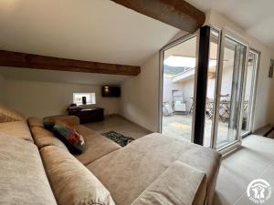 een woonkamer met een bank en een groot raam bij Helena in Quintillan