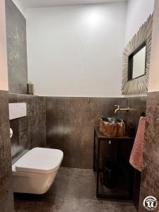 een badkamer met toilet en wastafel bij Helena in Quintillan +19 foto's