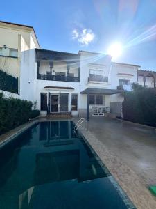 Hồ bơi trong/gần Dar Salma