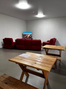 een woonkamer met 2 tafels en een bank bij ЛофтХостел in Novoyavorivsk