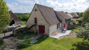 an aerial view of a house with a yard at L'écurie du Mas in Lamothe-Cassel