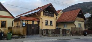 une maison avec une porte en bois et une clôture dans l'établissement Skiprivat, à Ružomberok