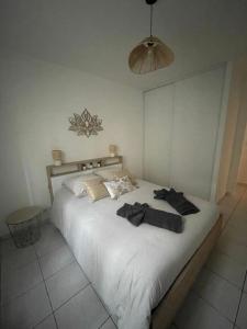 Postel nebo postele na pokoji v ubytování À deux pas de la mer