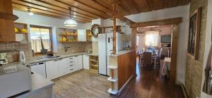 une cuisine avec une table et une salle à manger dans l'établissement Skiprivat, à Ružomberok
