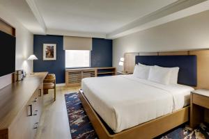 Giường trong phòng chung tại The Atrium Hotel on Third