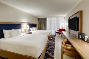 Giường trong phòng chung tại The Atrium Hotel on Third