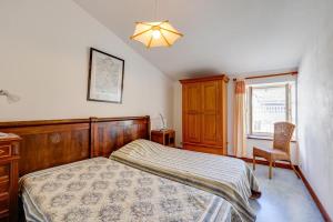 una camera da letto con un letto, un comò e una finestra di Chateau st-auriol - la bergerie a Saint-Pierre-des-Champs