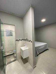 een ziekenhuiskamer met een bed en een toilet bij AP Quatro Estações in Miguel Pereira