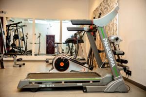 een fitnessruimte met een loopband en andere fitnessapparatuur bij Hotel Lubumbashi in Lubumbashi