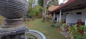 een buitenruimte van een huis met een vaas bij Final Gate Eco Resort in Ella