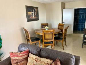 een woonkamer met een bank, een tafel en stoelen bij Golden House in Tijuana