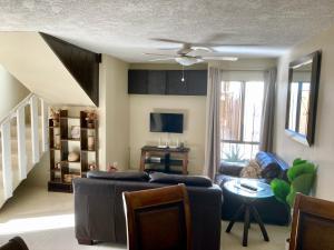 een woonkamer met een bank en een tafel bij Golden House in Tijuana