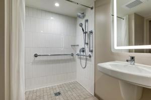 Phòng tắm tại The Atrium Hotel on Third