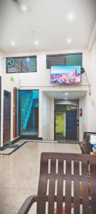 un hall d'entrée avec un banc dans un bâtiment dans l'établissement Dhanwantri Niwas, à Varanasi