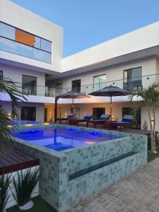 een zwembad voor een gebouw bij Studio Vila Eco Barra in Barra Grande