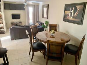 een woonkamer met een tafel, stoelen en een bank bij Golden House in Tijuana +32 foto's