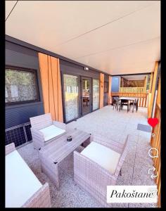 una veranda riparata con tavolo e sedie di Laura, Milan a Pakoštane