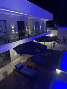 een gebouw met parasols en een zwembad in de nacht bij Studio Vila Eco Barra in Barra Grande