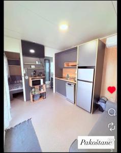 una cucina con frigorifero e fornello di Laura, Milan a Pakoštane