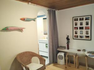 リスボンにあるRosinha 82 Apartmentのテーブルと椅子、魚が壁に浮かぶ部屋