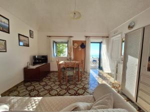 un salon avec une table et un bureau dans l'établissement Casa del Corriere, à Positano