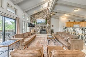 un soggiorno con divano e camino di Ruidoso Home with Private Wet Bar and Pool Table a Ruidoso