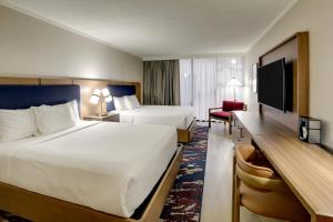 Giường trong phòng chung tại The Atrium Hotel on Third