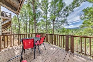 un tavolo e delle sedie su un ponte con vista di Ruidoso Home with Private Wet Bar and Pool Table a Ruidoso