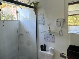 a bathroom with a shower stall and a toilet at Suites casa do indio jungle, a melhor vista da floresta in Abraão