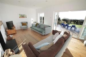 un salon avec un canapé et une télévision dans l'établissement 3 Bed in Gower oc-hh2105, à Rhossili