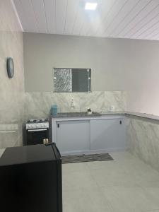 een keuken met een wastafel en een fornuis. bij AP Quatro Estações in Miguel Pereira +10 foto's