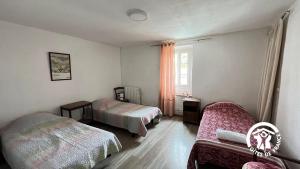 een hotelkamer met twee bedden en een raam bij Chateau st-auriol - le caviste in Saint-Pierre-des-Champs