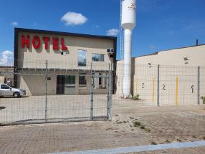 a metal fence in front of a motel building at Pousada do Gui-Gui Aeroporto in Goiânia