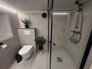 Et badeværelse på Arctic Silence Lofoten + 13 billeder