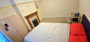 een kleine slaapkamer met een bed en een open haard bij Premium Stay Experience in Bristol