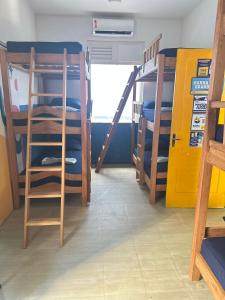 Palanda nebo palandy na pokoji v ubytování Hostel Barra