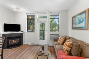 un salon avec un canapé et une cheminée dans l'établissement Alpenglow Lodge Junior One Bedroom by MVA, à Whistler