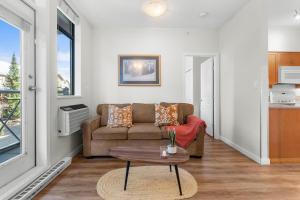 un salon avec un canapé et une table dans l'établissement Alpenglow Lodge Junior One Bedroom by MVA, à Whistler